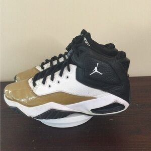 Jordan’s boys sneakers size 6Y EUC